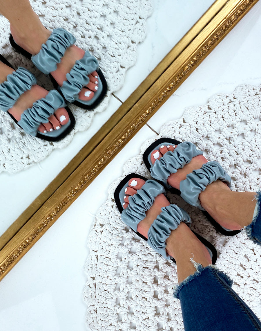 Sandales plates en simili cuir bleu