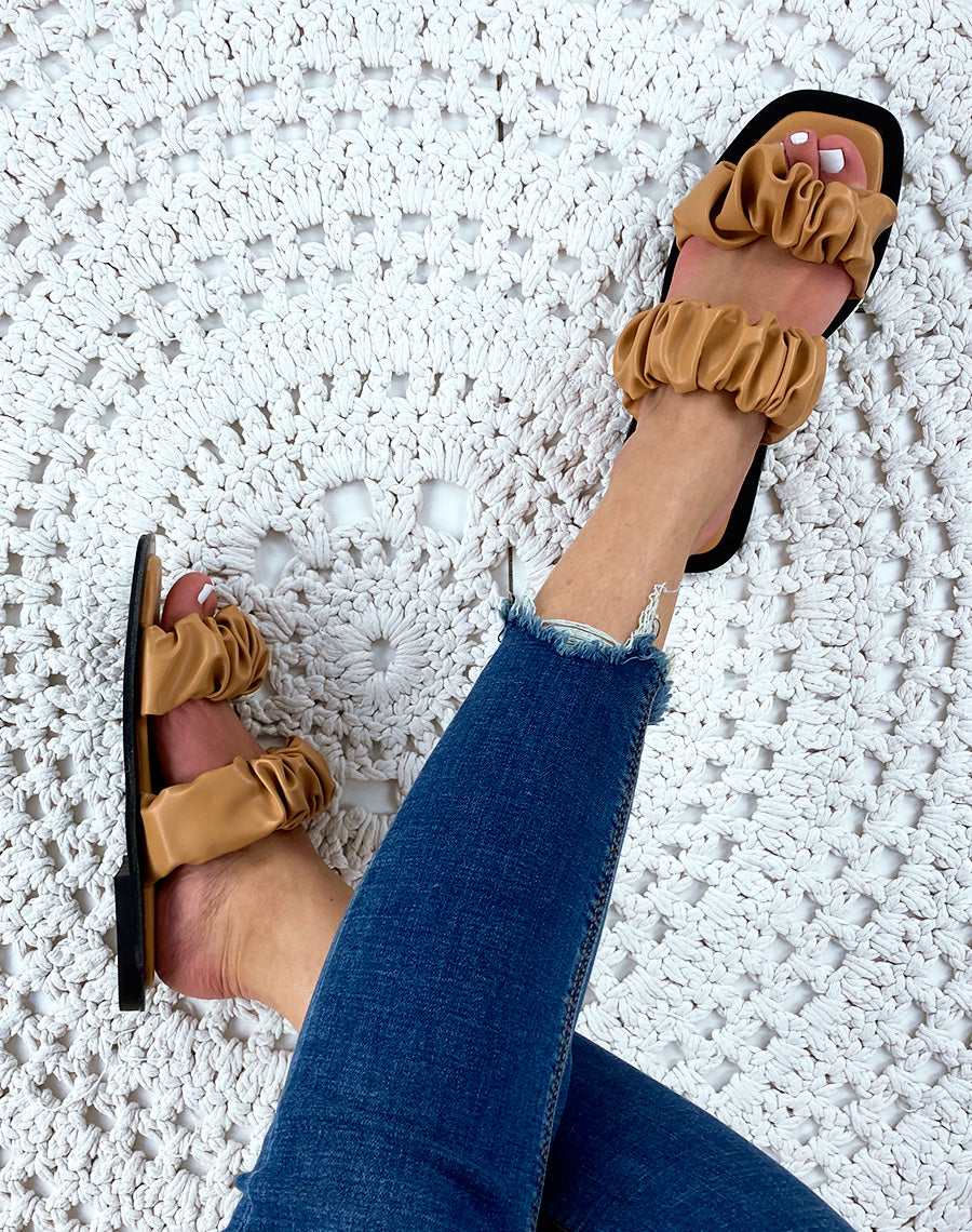 Sandales plates en simili cuir camel