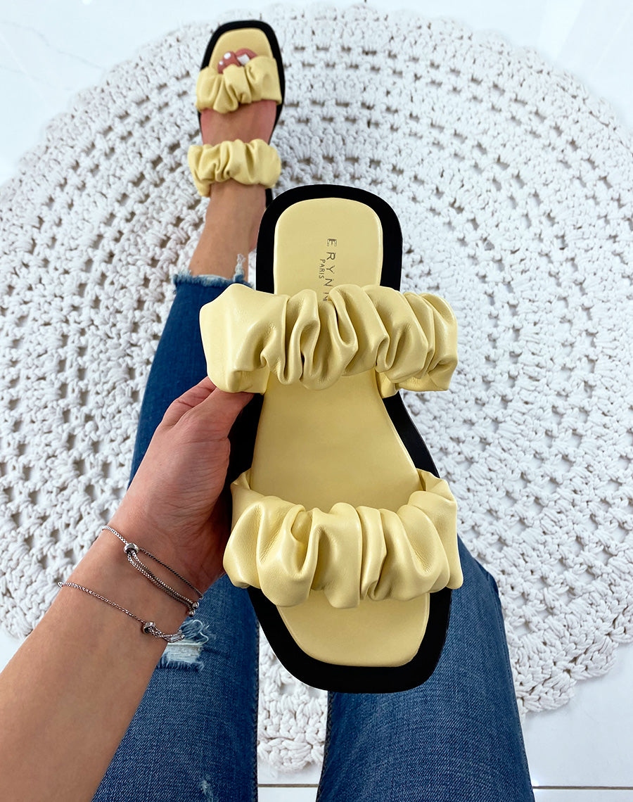 Sandales plates en simili cuir jaune