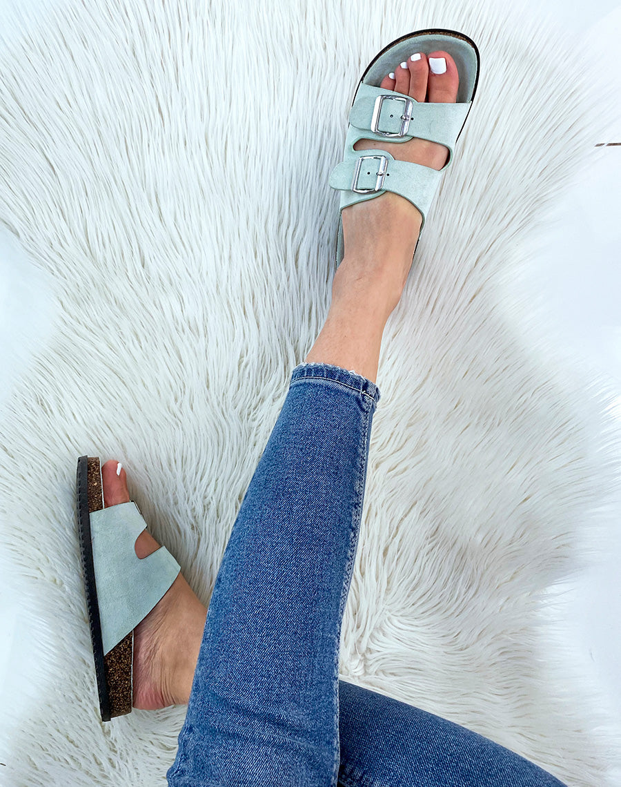 Sandales plates en suédine vert pastel à double lanières épaisses