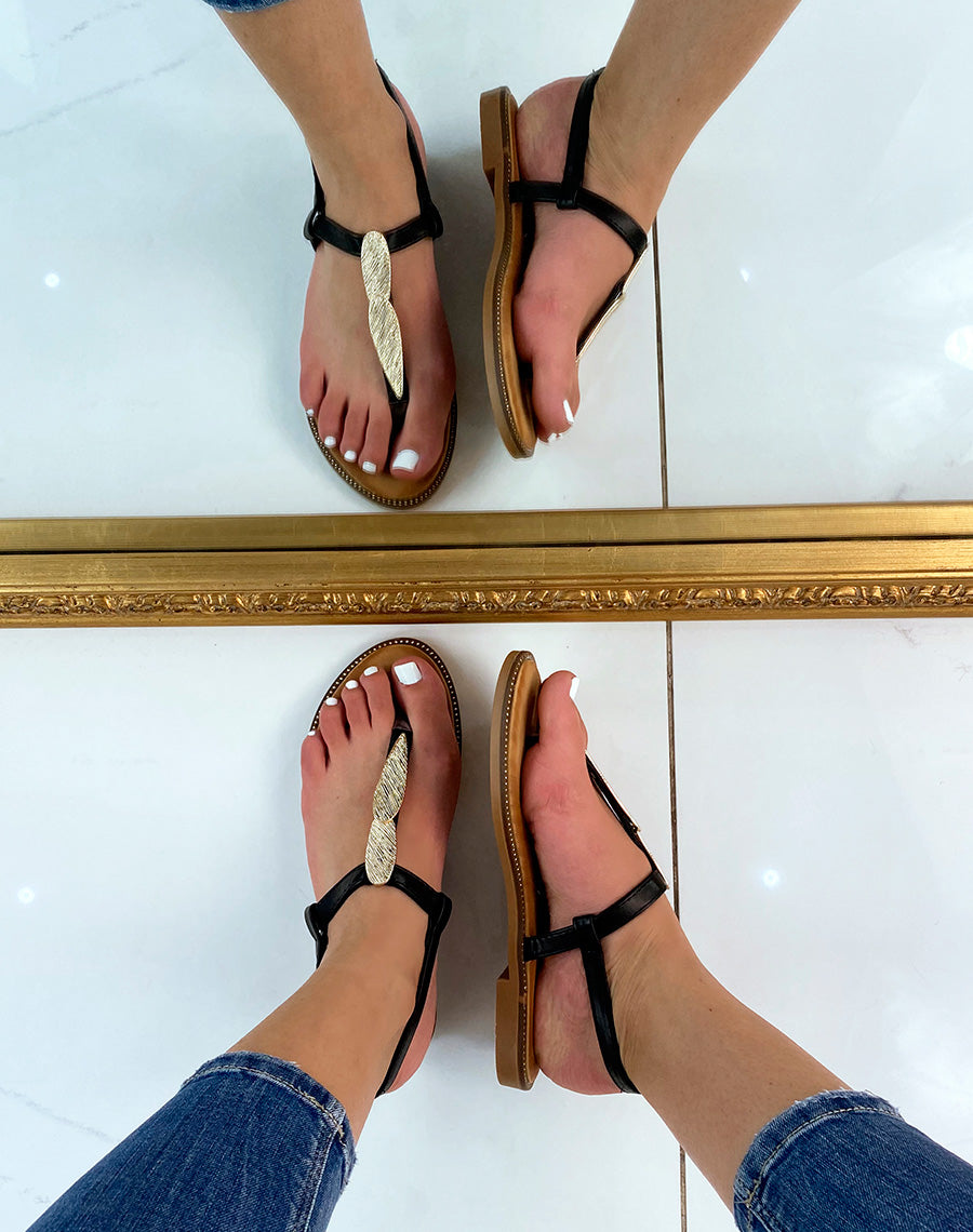 Sandales plates noires à détail dorée