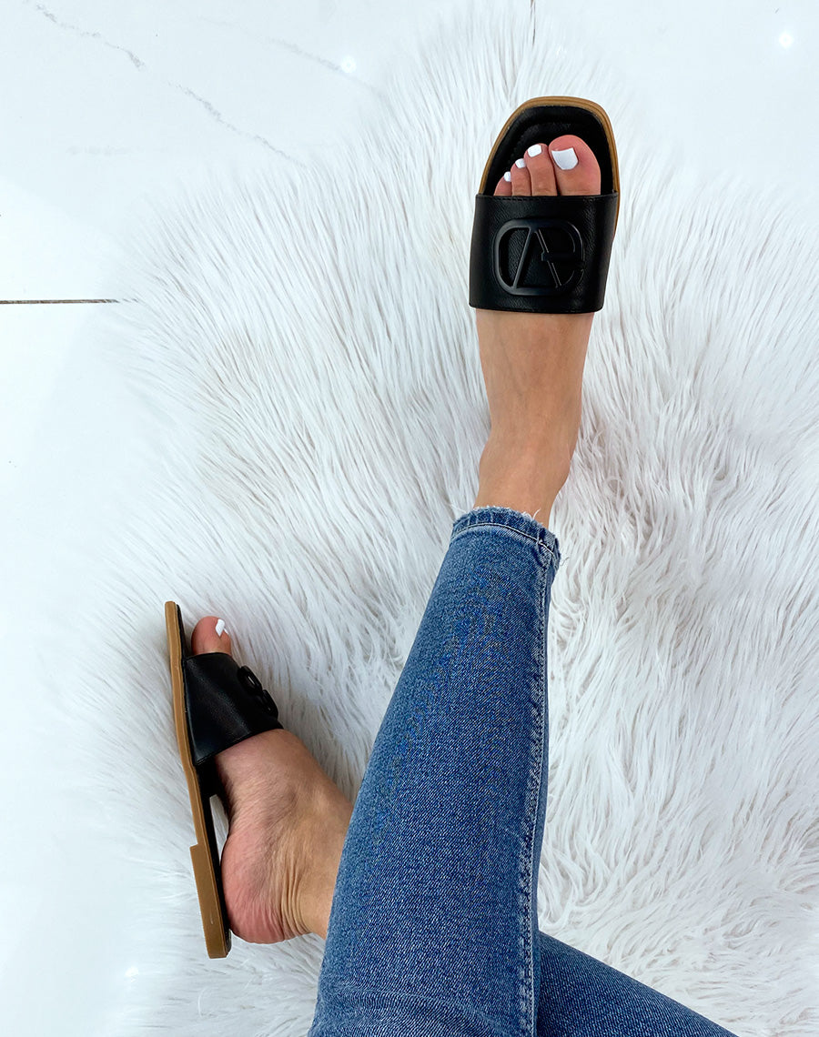 Sandales plates noires à lanière épaisse