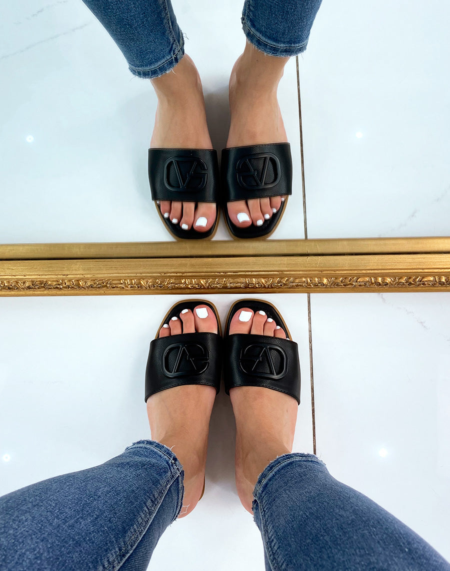 Sandales plates noires à lanière épaisse