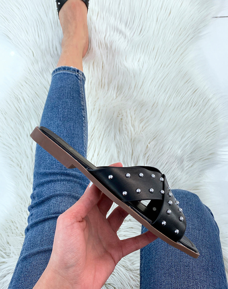 Sandales plates noires à lanières cloutées entrecroisées