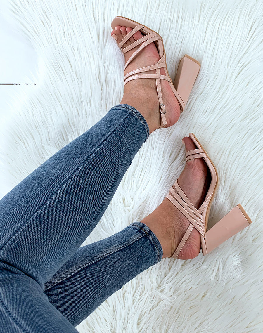 Sandales roses nude à multiples lanières et à talons carrés