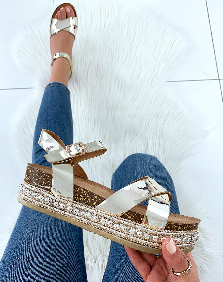 Sandales à semelles compensées dorées