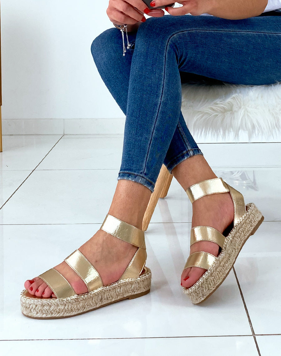 Sandales à semelles compensées et à multiples brides dorés