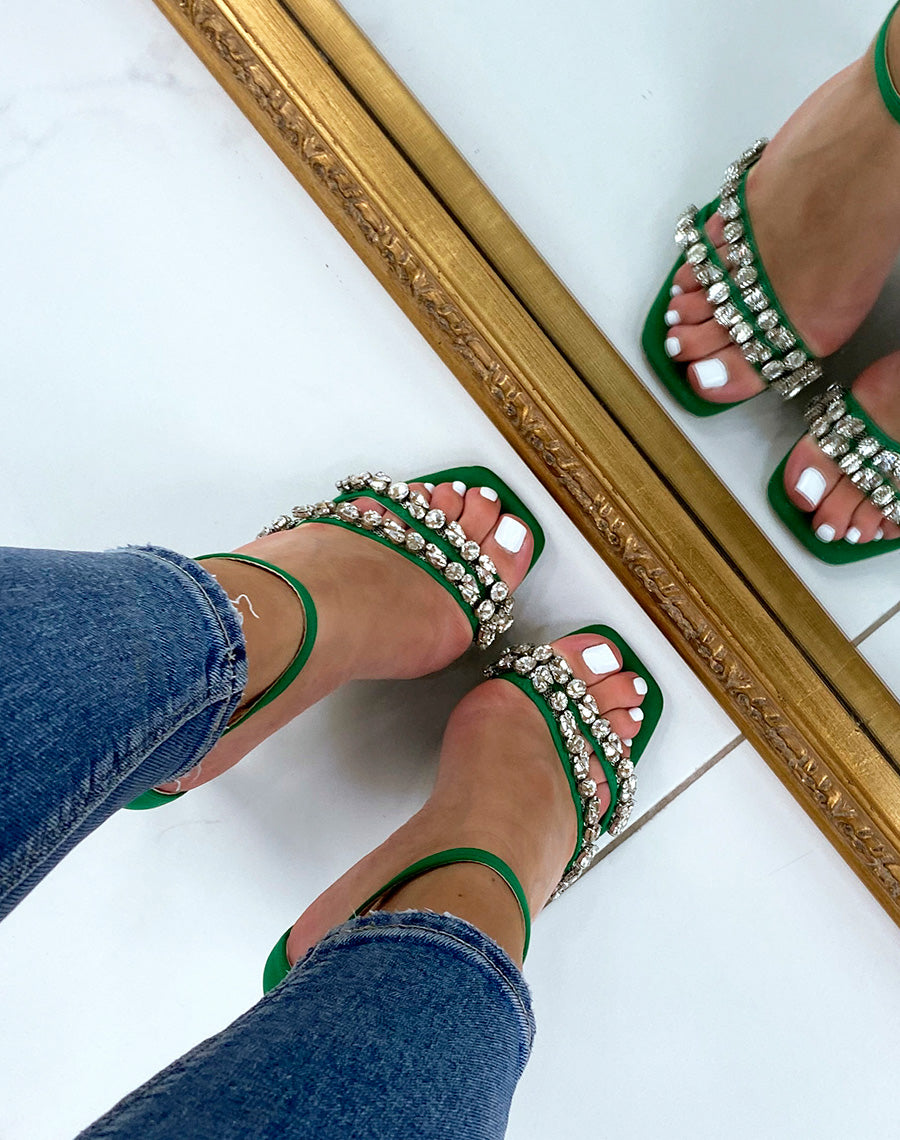 Sandales à talon aiguille vertes à double brides et strass
