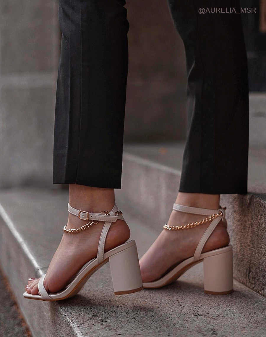 Sandales à talon beige à chaîne doré