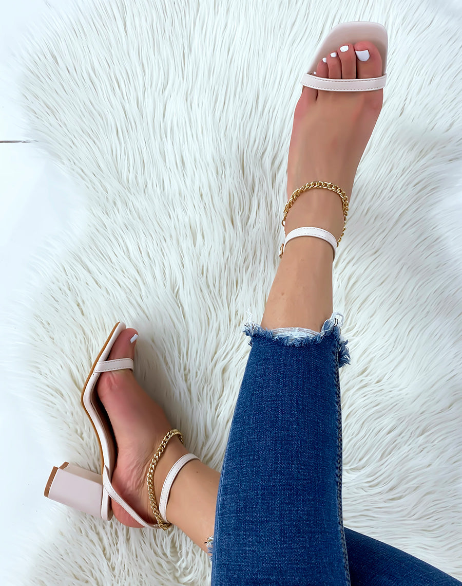 Sandales à talon beige à chaîne doré