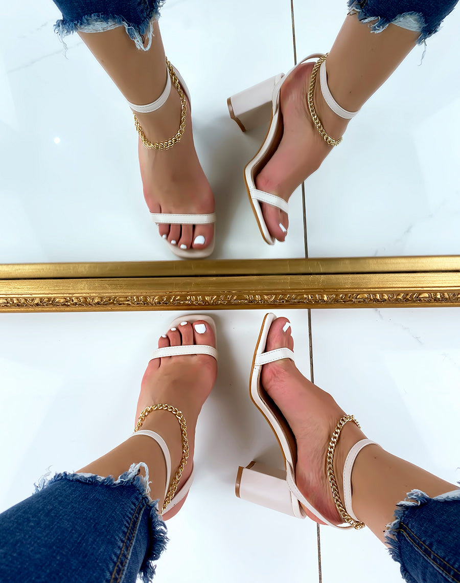 Sandales à talon beige à chaîne doré