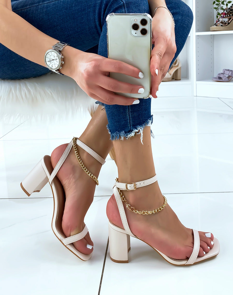 Sandales à talon beige à chaîne doré