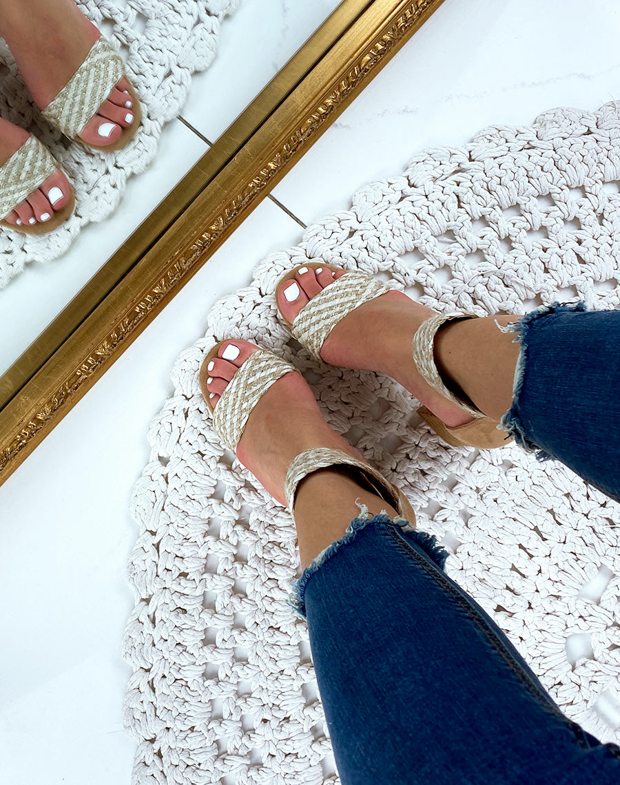 Sandales à talon beige en suédine