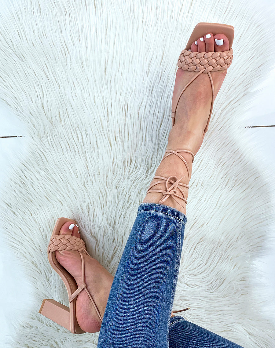 Sandales à talon beiges à bride tressé et longues lanières