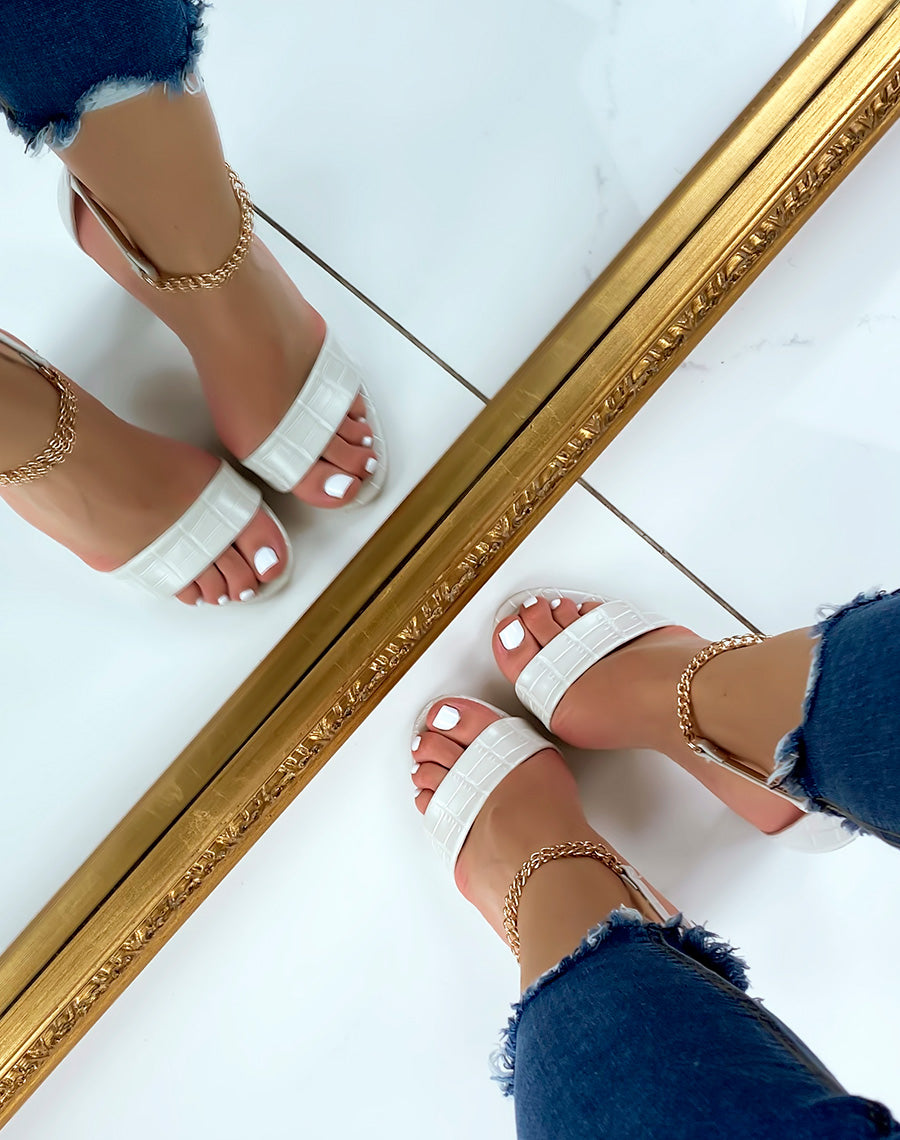 Sandales à talon beiges effet croco à chaîne dorée