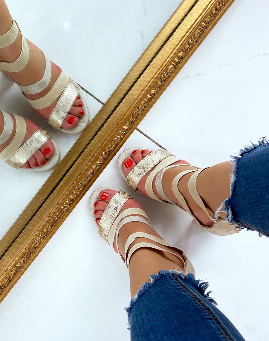 Sandales à talon beiges à lanières élastiques et effet python