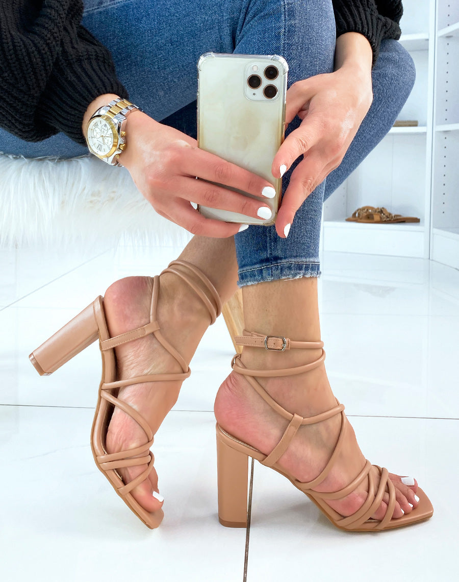 Sandales à talon beiges à multiples lanières