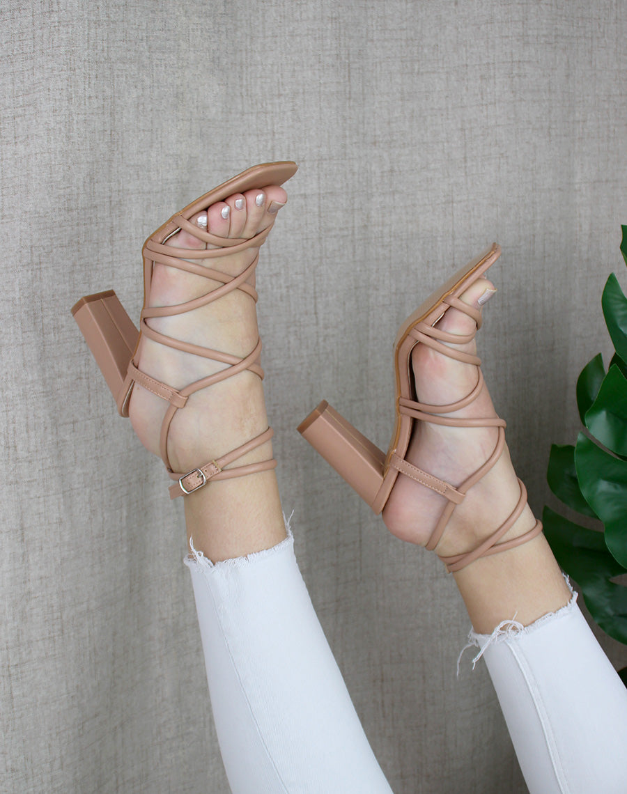 Sandales à talon beiges à multiples lanières
