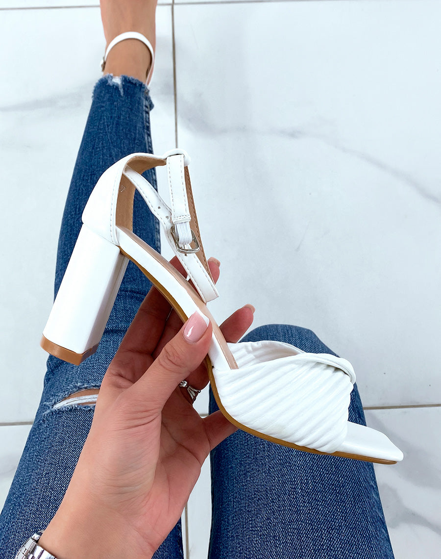 Sandales à talon blanches à bride épaisse