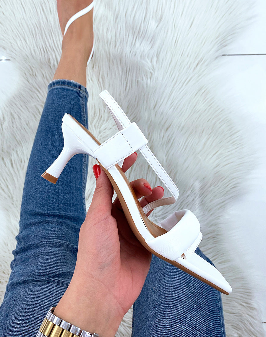 Sandales à talon blanches à brides asymétriques
