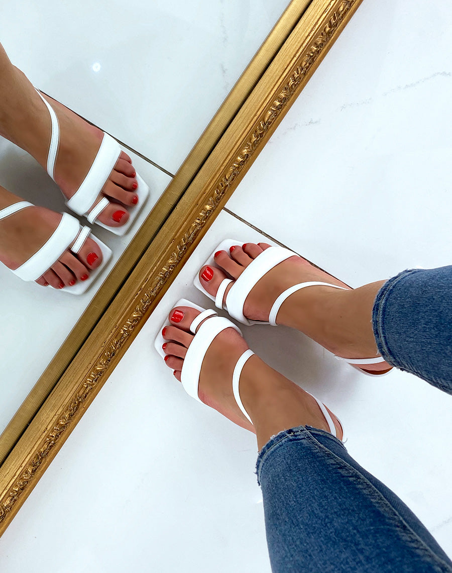 Sandales à talon blanches à brides asymétriques