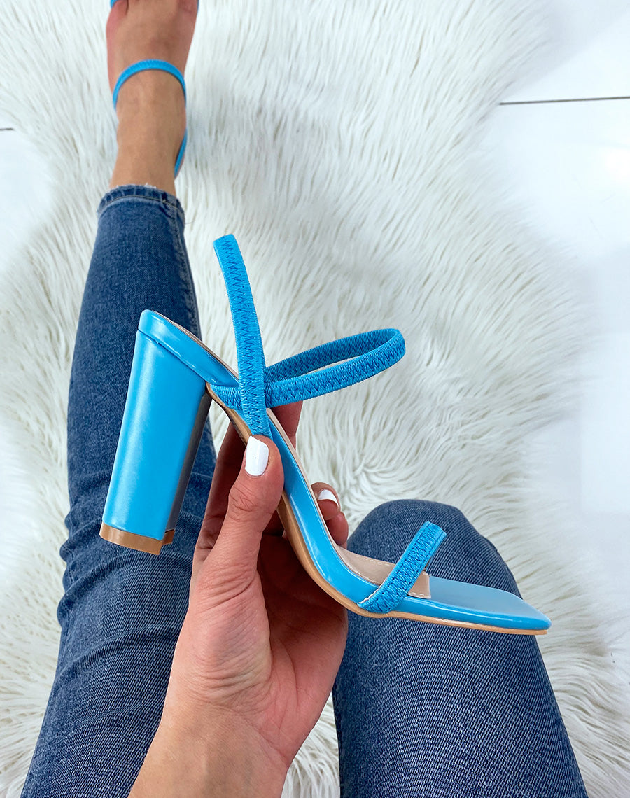 Sandales à talon bleu et à bride