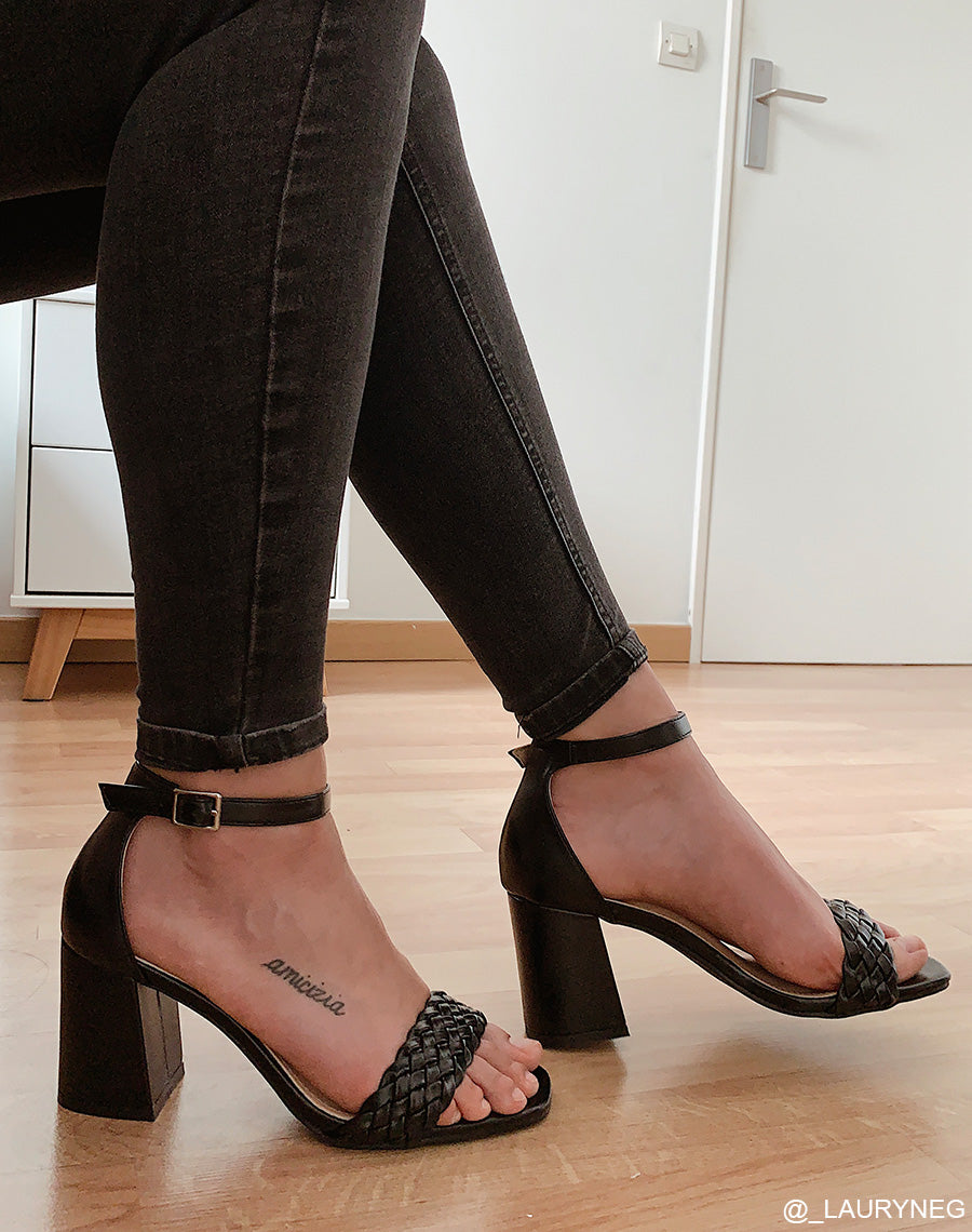 Sandales à talon carré noires tressées