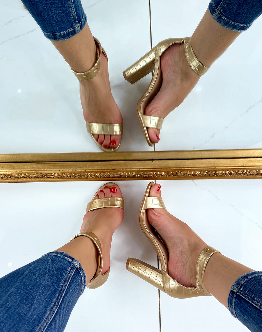 Sandales à talon dorées effet croco à boucle carrée