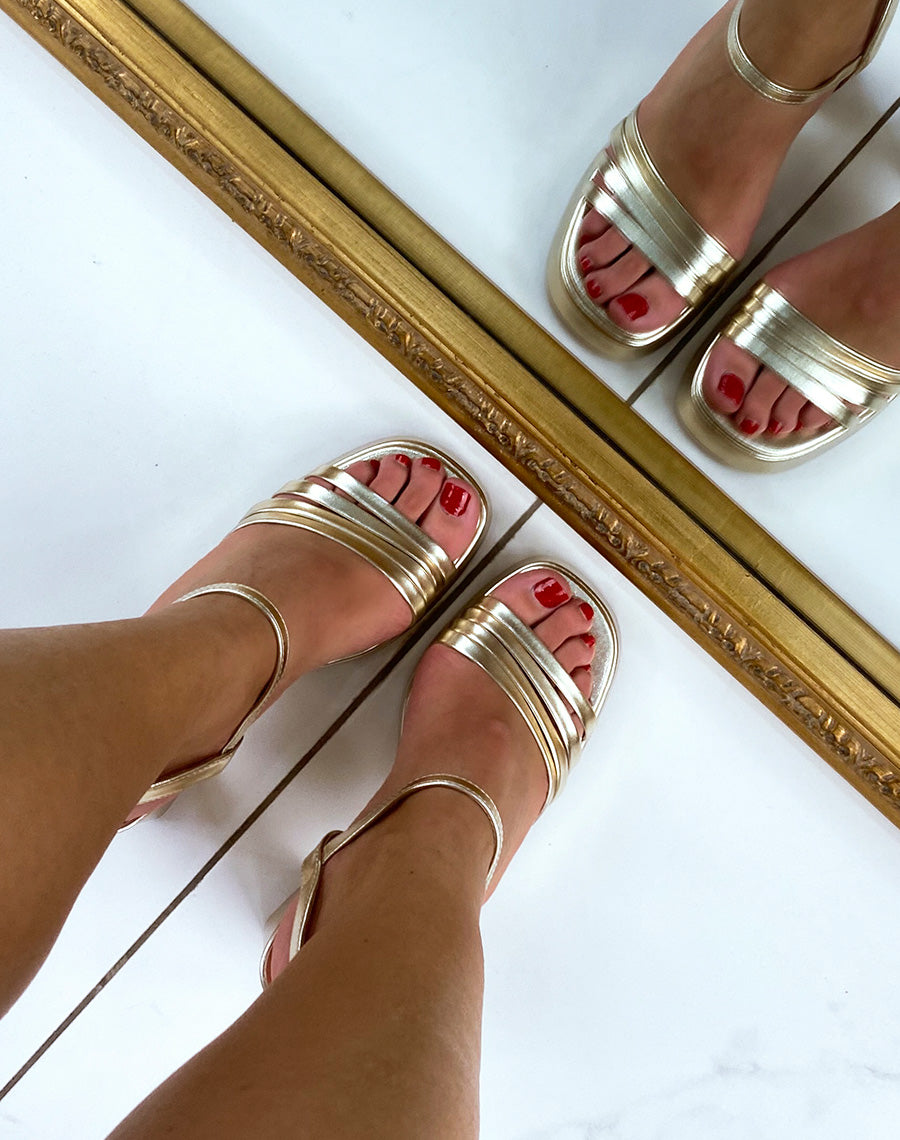 Sandales à talon dorées à grosse plateforme