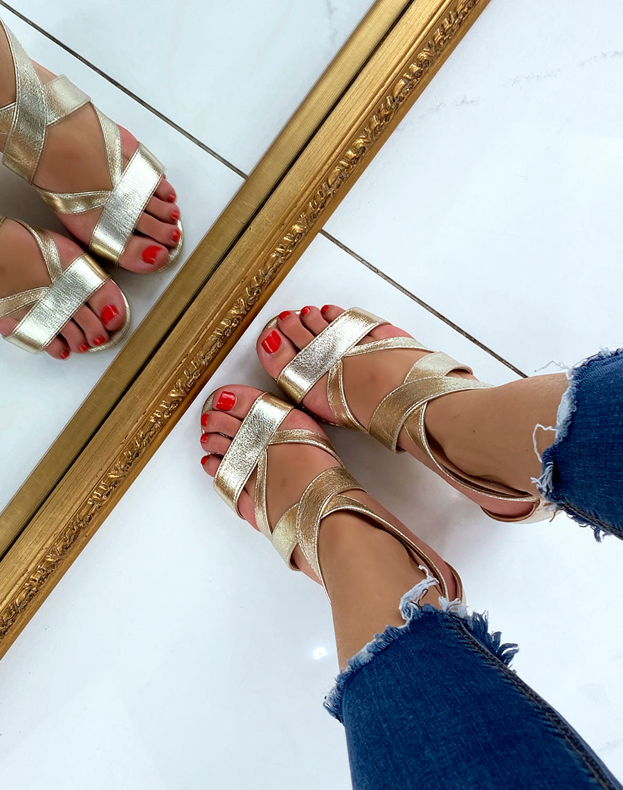 Sandales à talon dorées à multiples brides