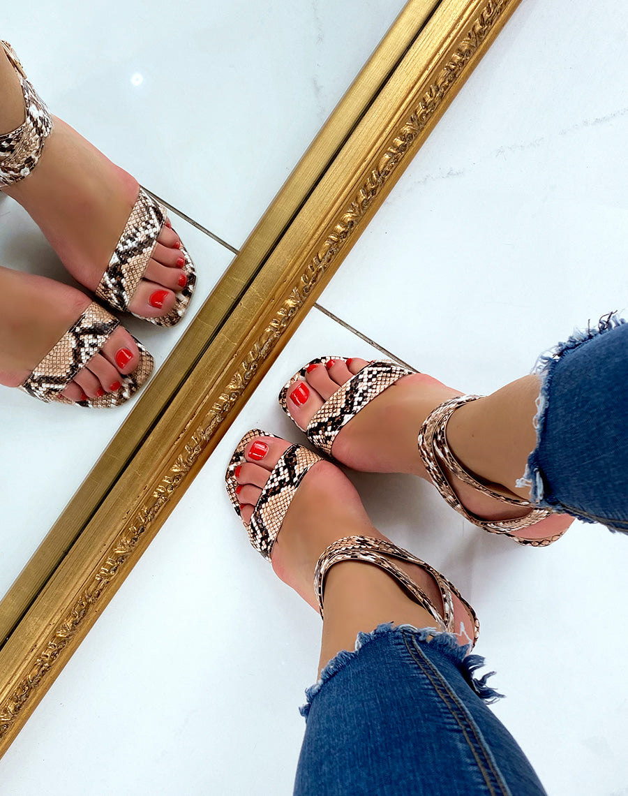 Sandales à talon effet python et brides croisées