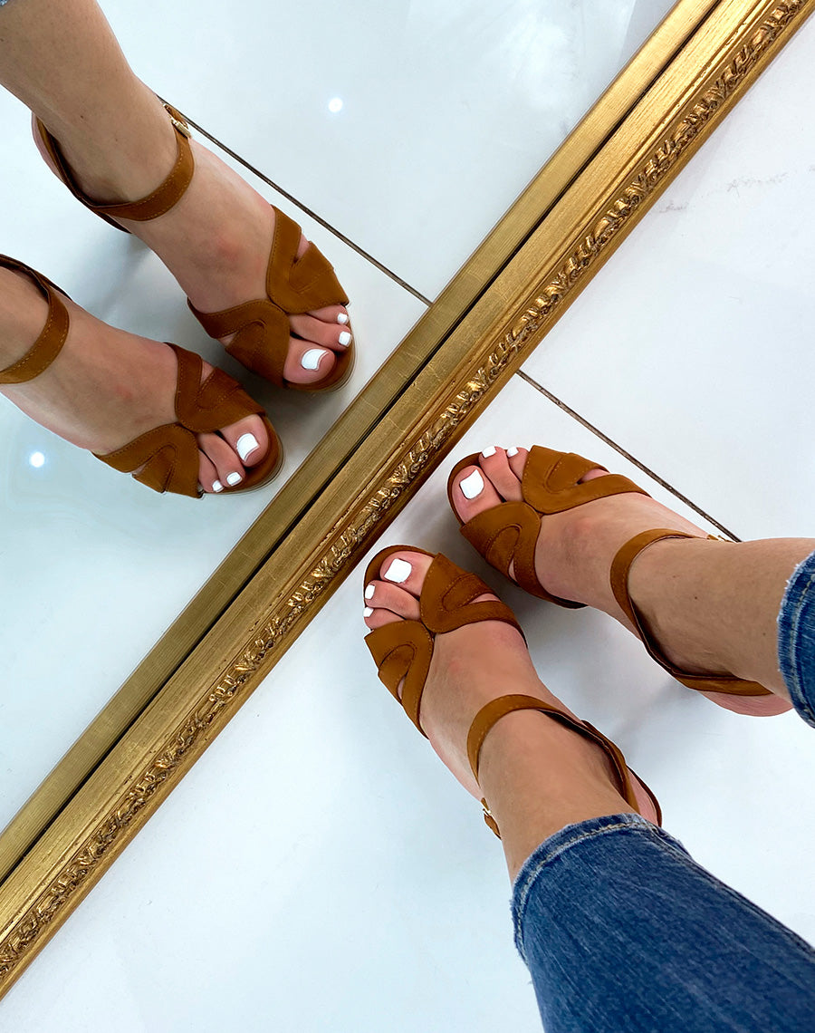 Sandales à talon en suédine camel