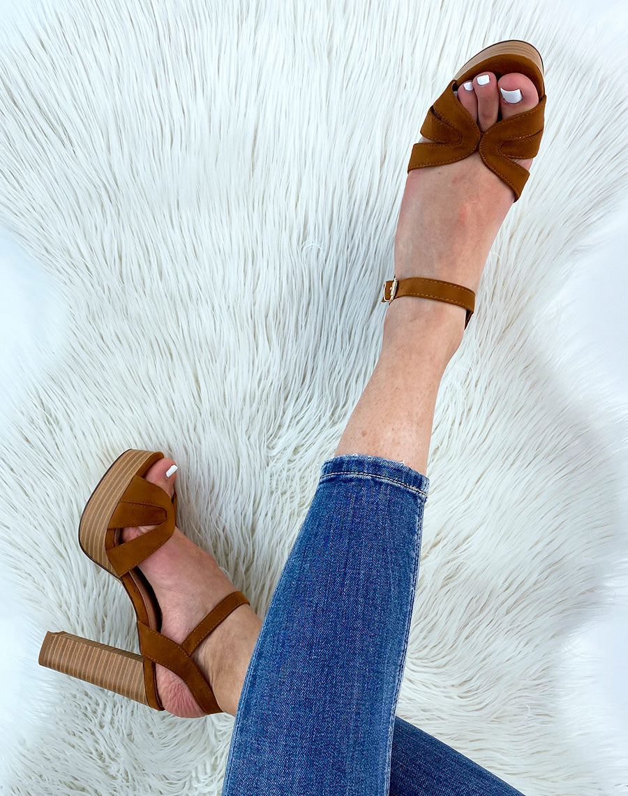 Sandales à talon en suédine camel