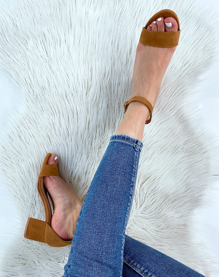 Sandales à talon en suédine camel