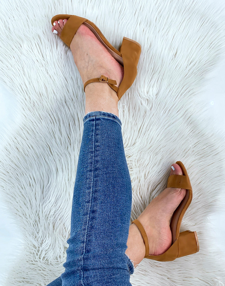 Sandales à talon en suédine camel