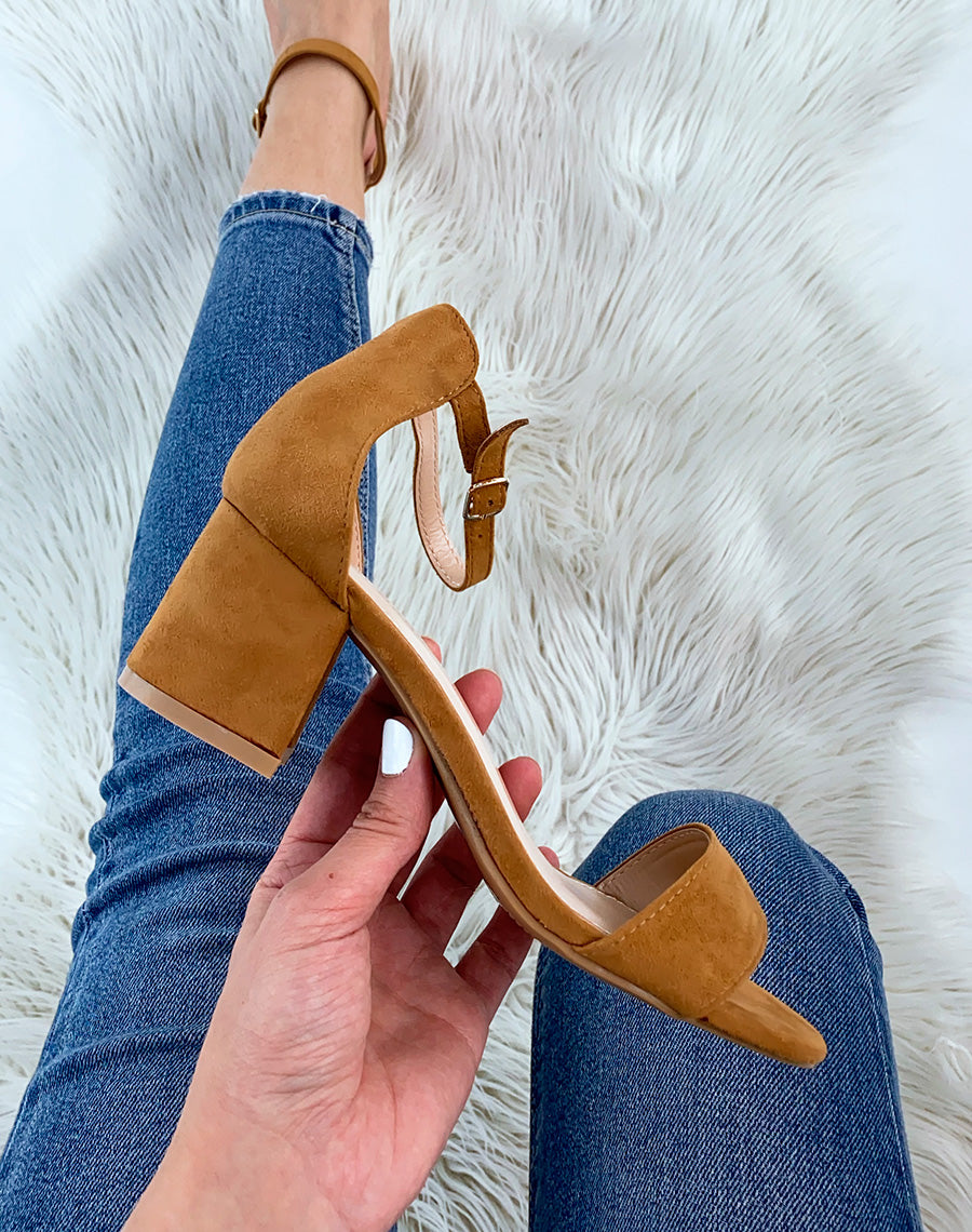 Sandales à talon en suédine camel