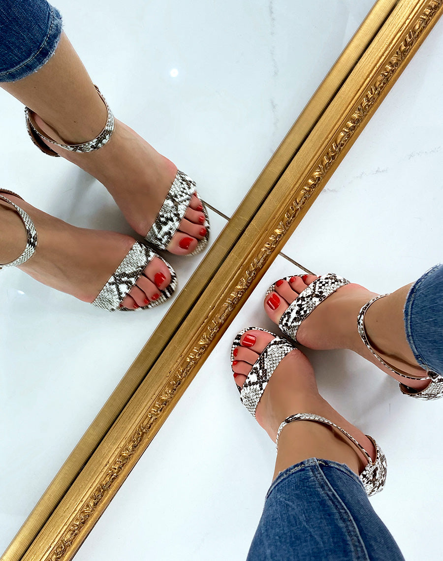 Sandales à talon en suédine effet python à boucle dorée