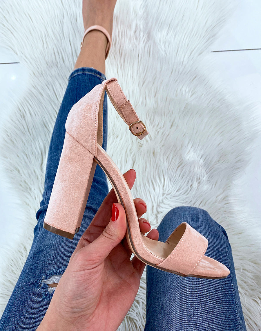 Sandales à talon en suédine rose poudré à boucle dorée