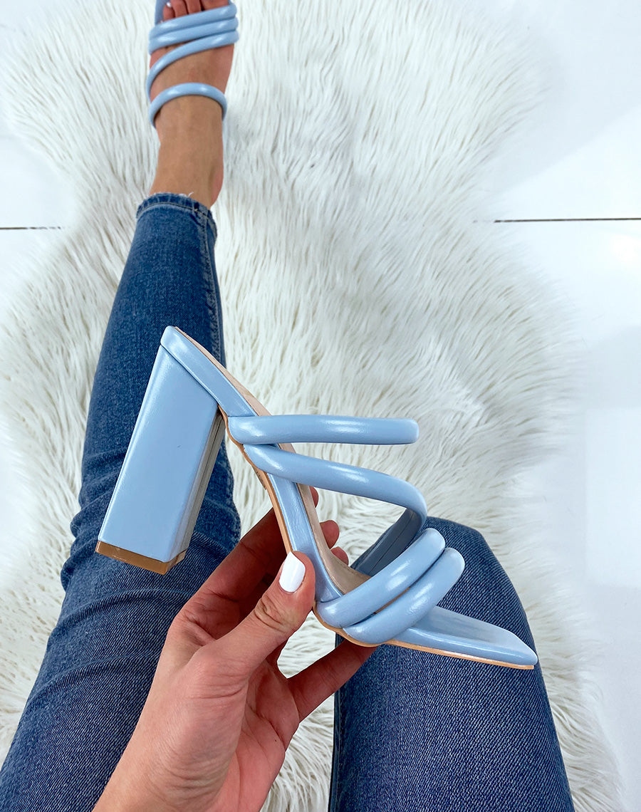 Sandales à talon et à bride bleu en similicuir