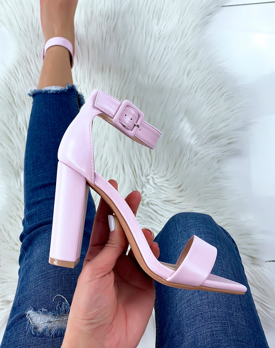 Sandales à talon lila à boucle carrée