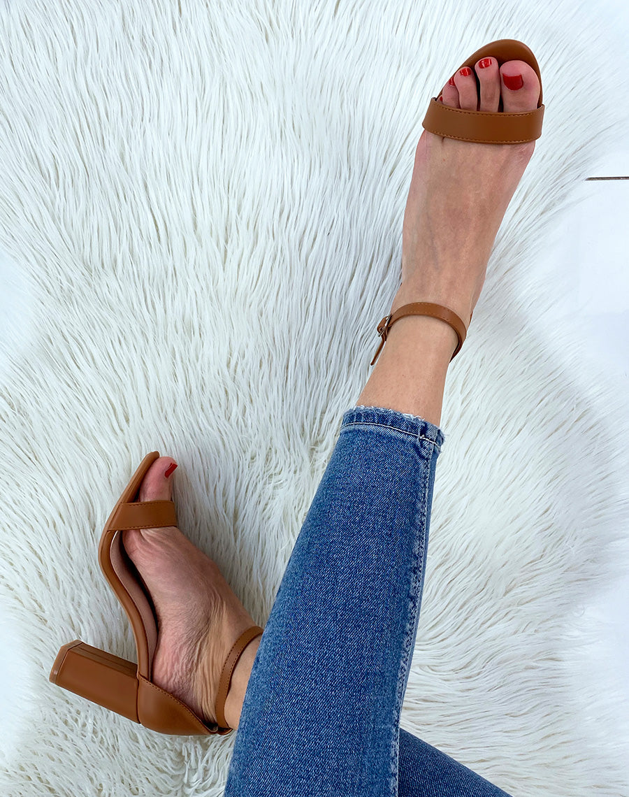Sandales à talon marrons à fines lanières