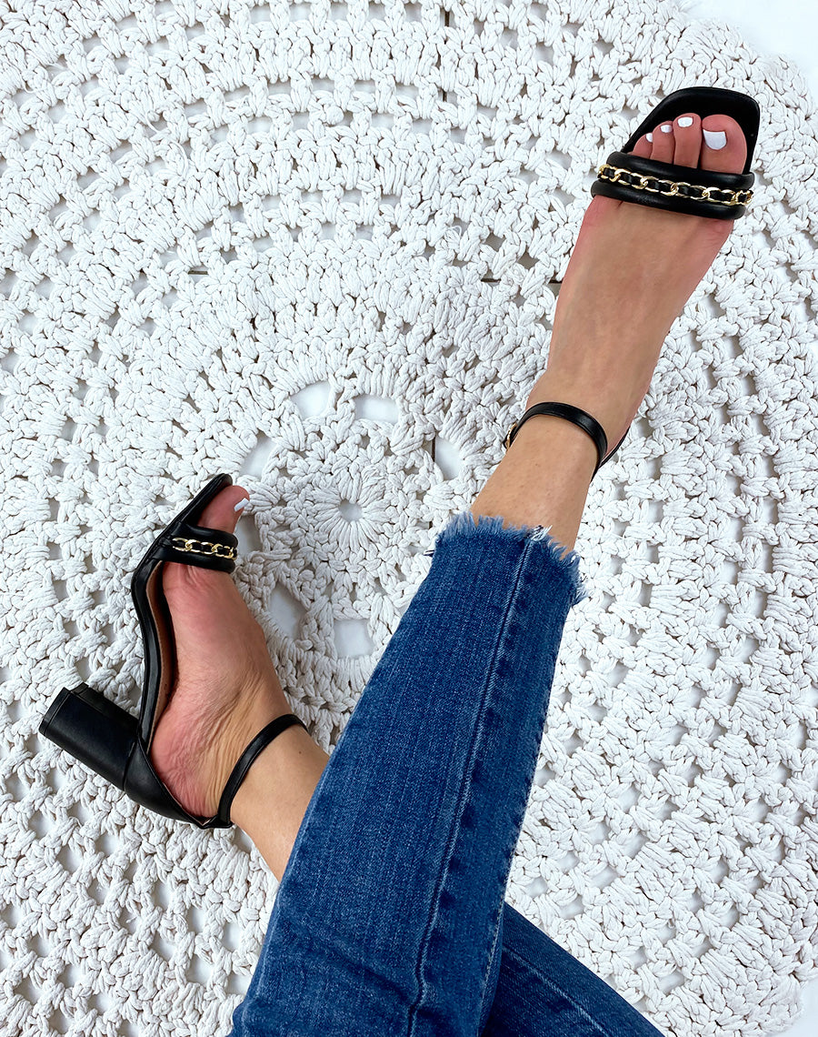 Sandales à talon noires à chaîne dorée