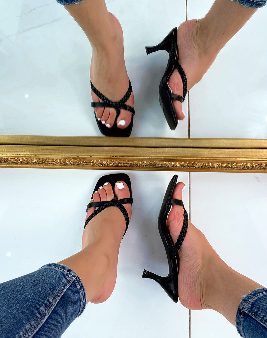 Sandales à talon noires et entre-doigts à bride tressée