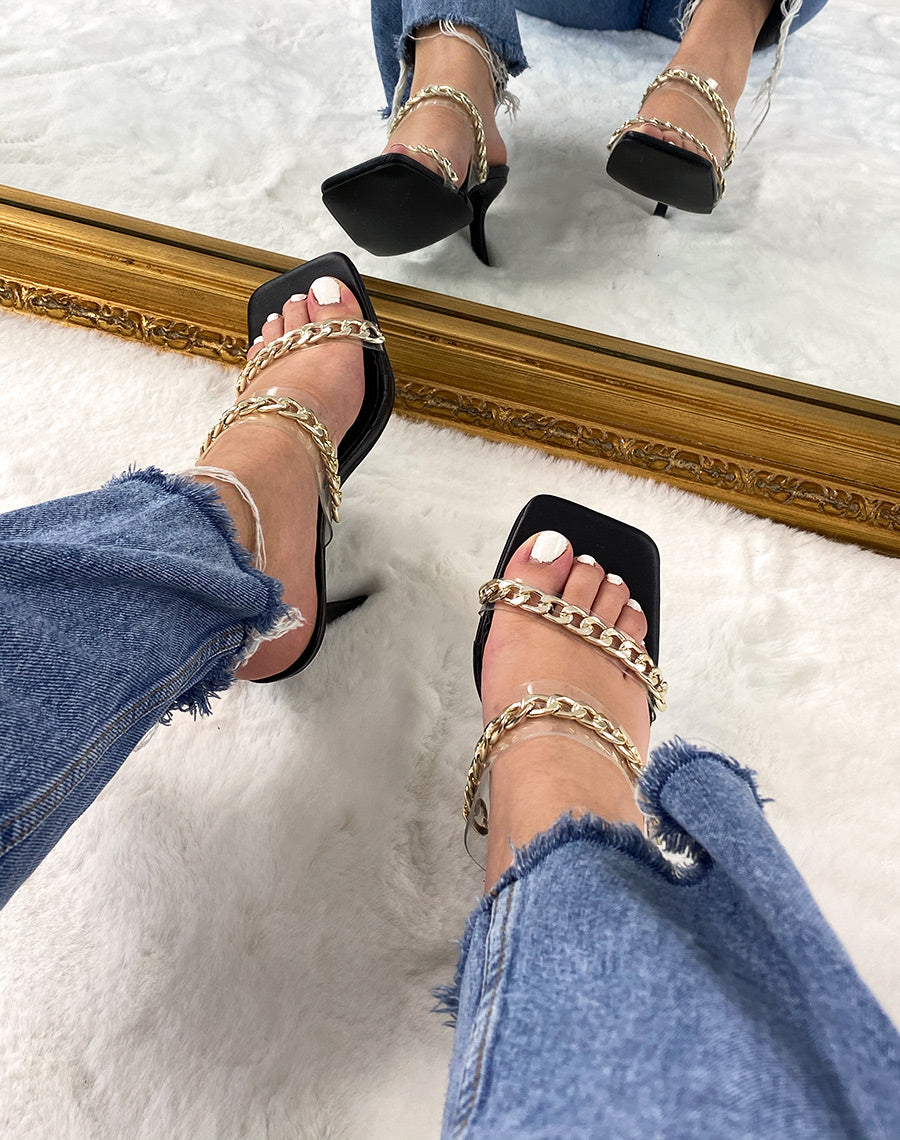 Sandales à talon noires à fines chaînes dorées