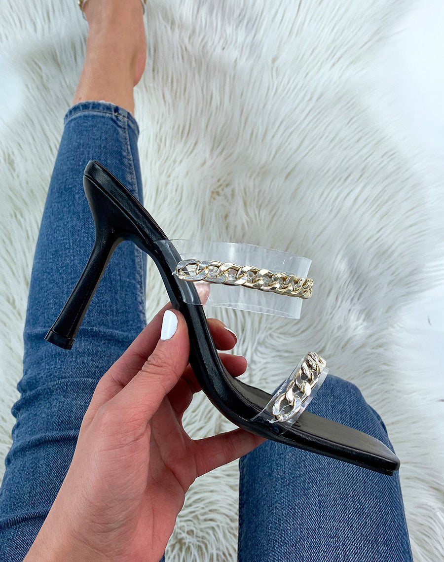 Sandales à talon noires à fines chaînes dorées
