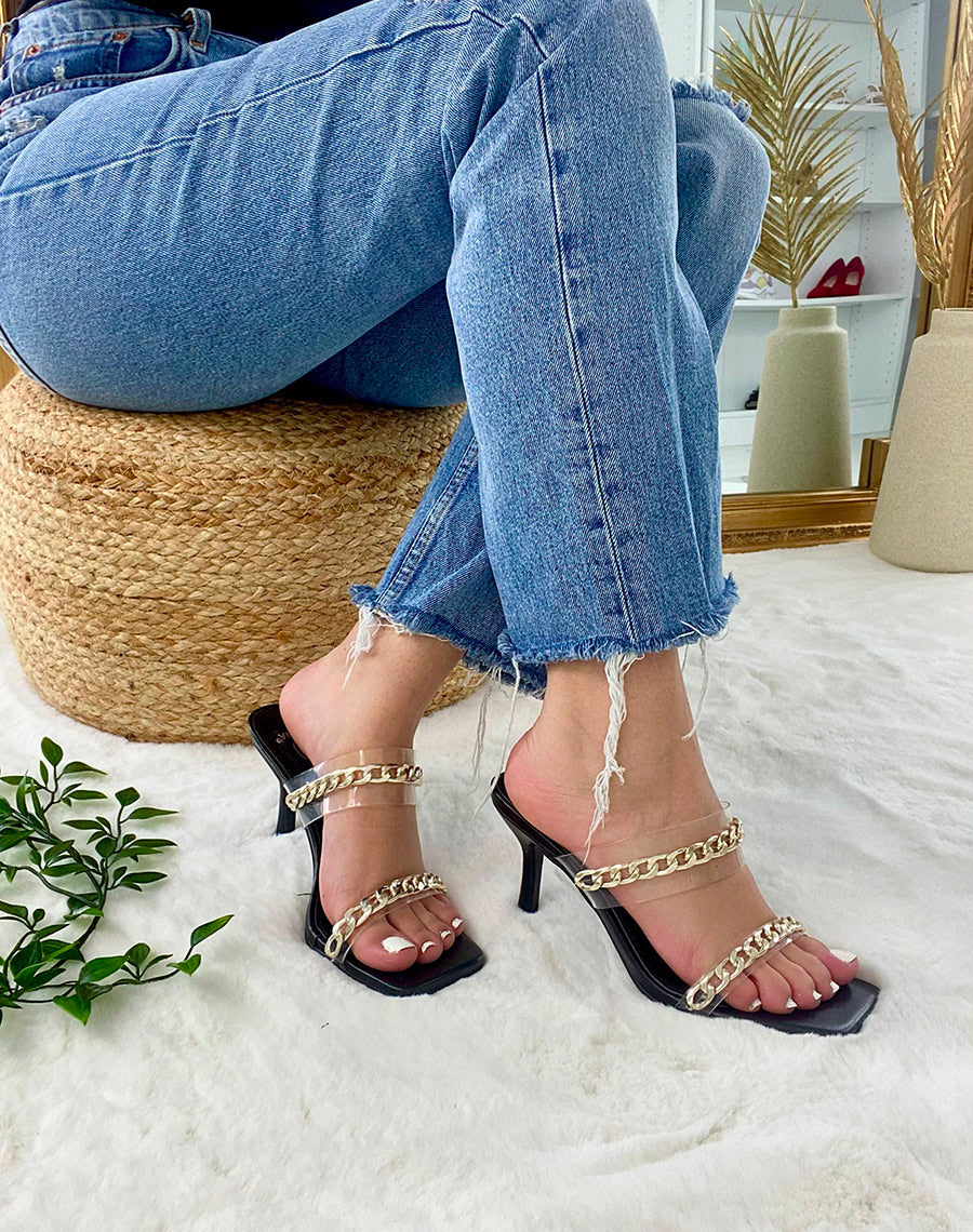 Sandales à talon noires à fines chaînes dorées