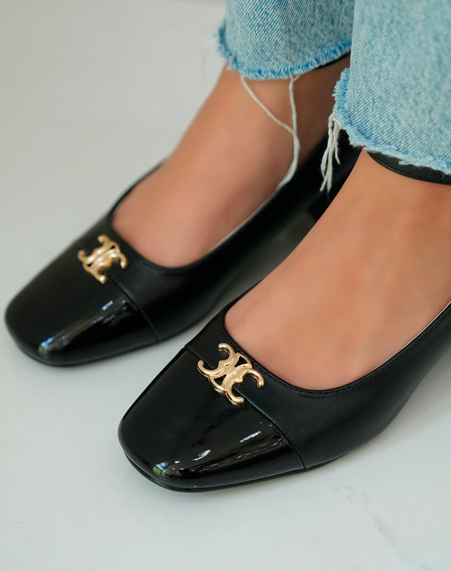 Sandales à talon noires élégantes avec bijou doré et bout verni