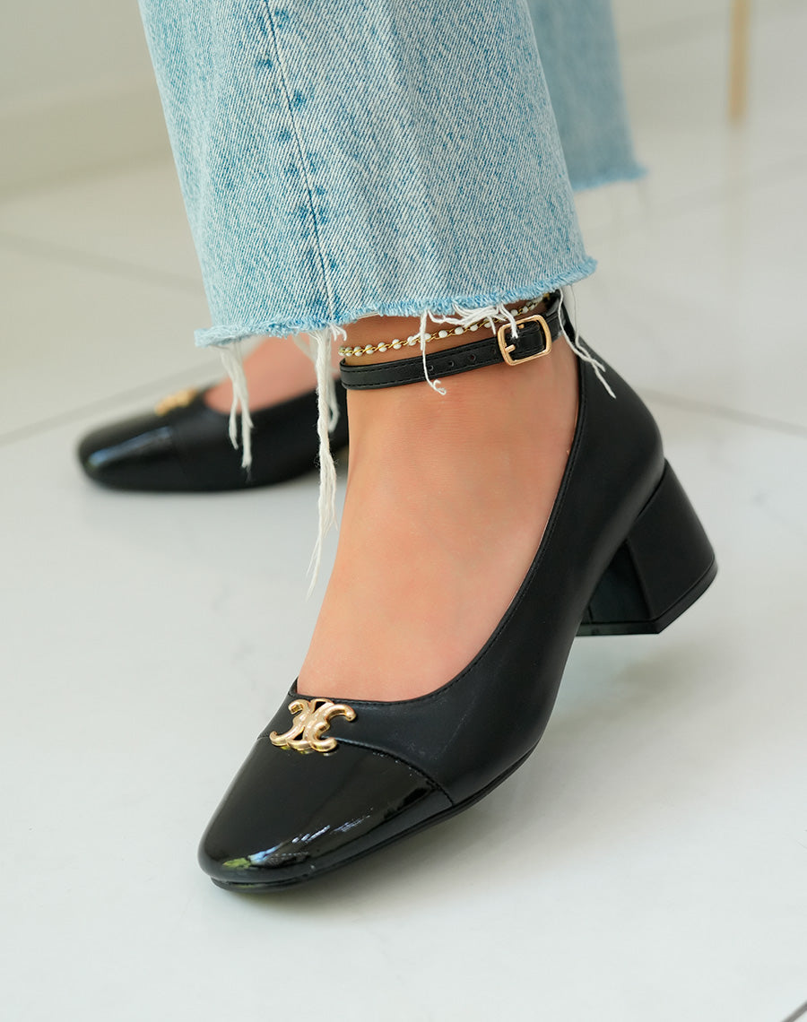 Sandales à talon noires élégantes avec bijou doré et bout verni