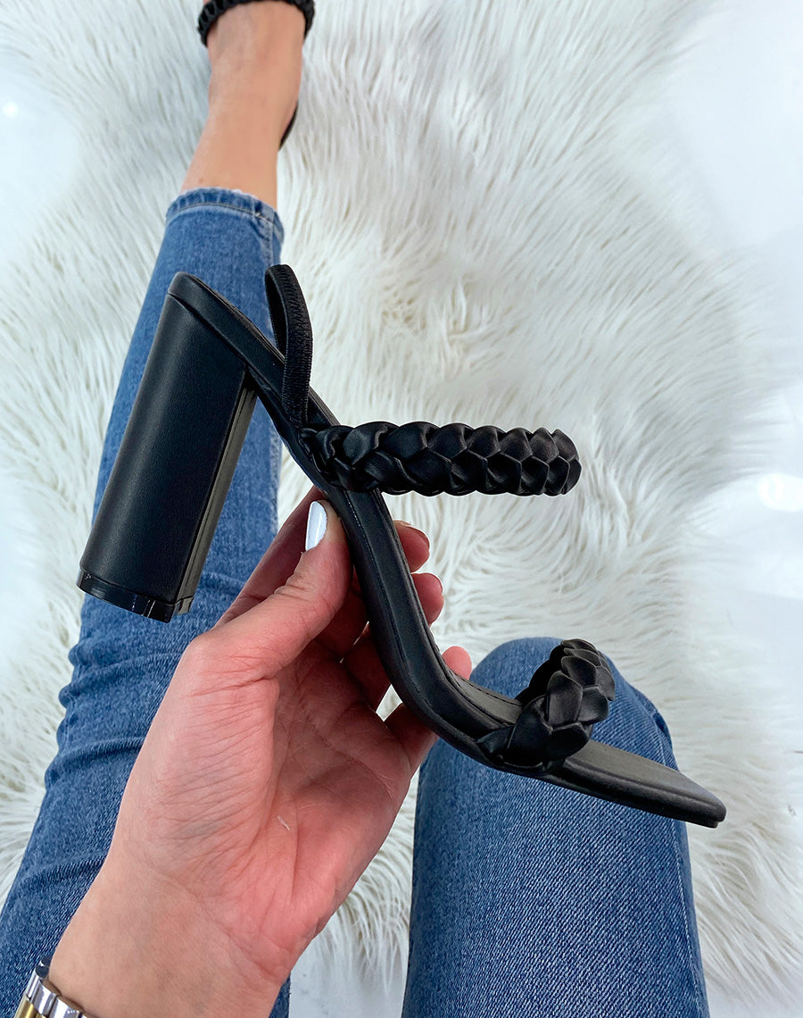 Sandales à talon noires à multiples brides tressées