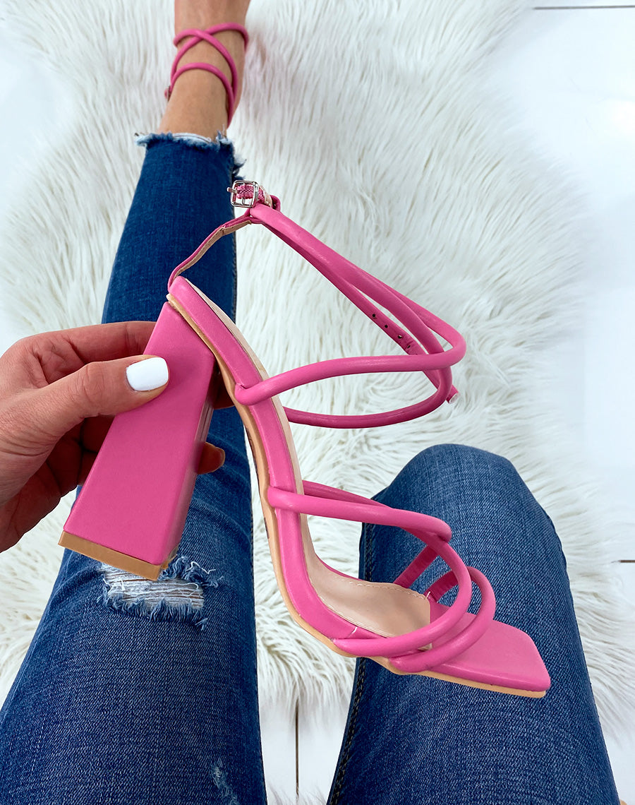 Sandales à talon rose fushia à multiple brides